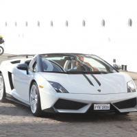 Roberto Carlos chega de Lamborghini para embarcar em cruzeiro
