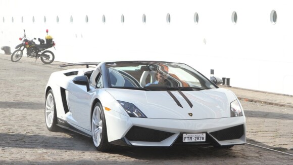Roberto Carlos chega de Lamborghini para embarcar em cruzeiro