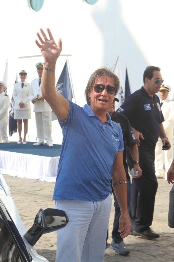 Vestido de azul, como de costume, Roberto acenou para os fãs que o aguardavam no Porto de Santos
