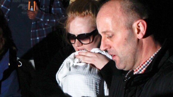 Adele aparece pela primeira vez com seu filho e esconde bebê dos paparazzi