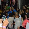 Ivete Sangalo é tietada por fãs após o show