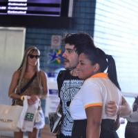 Guilherme Leicam embarca em aeroporto do Rio e tira foto com fã