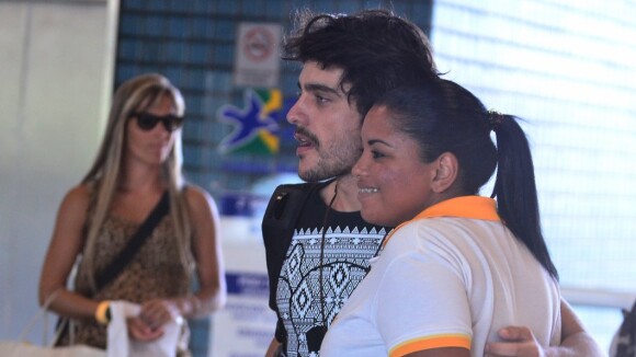 Guilherme Leicam embarca em aeroporto do Rio e tira foto com fã