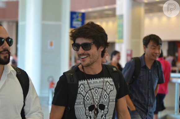 Guilherme Leicam embarca sorridente no aeroporto Santos Dumont, no Rio de Janeiro, em 11 de fevereiro de 2014