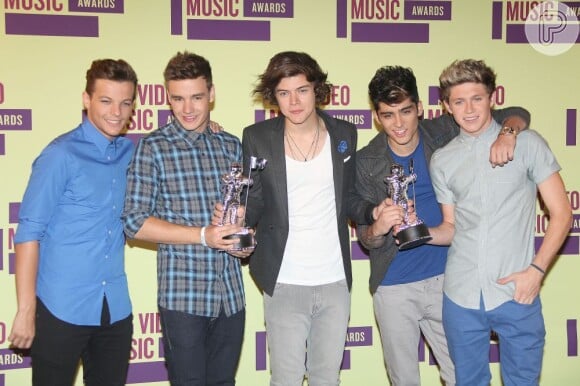 A banda One Direction é formada por Louis Tomlinson, Liam Payne, Harry Styles, Zayn Malik e Niall Horan