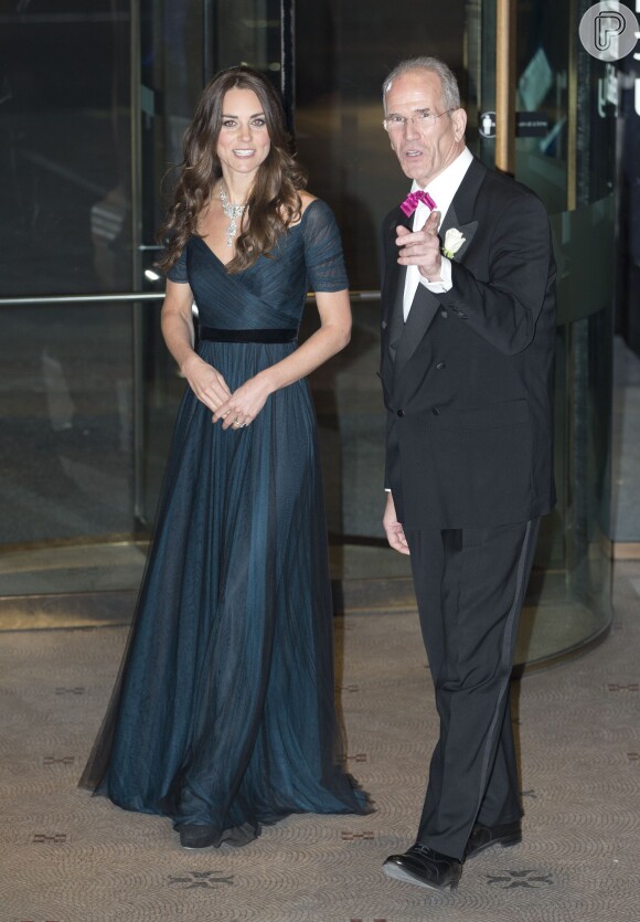 Kate Middleton aposta em colar de diamantes emprestado da rainha Elizabeth II para ir a evento em Londres