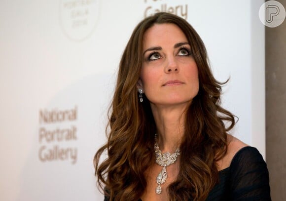 Kate Middleton usa colar de diamantes da rainha Elizabeth II em evento em Londres