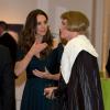 Kate Middleton com colar da rainha Elizabeth II em Londres