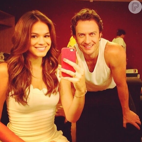 Solteira, Bruna Marquezine publicou uma foto com Gabriel Braga Nunes em seu Instagram, em 12 de fevereiro de 2014. Os dois atuam juntos na novela 'Em Família'