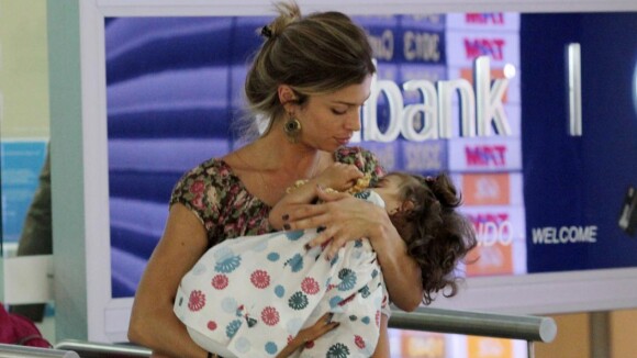 Grazi Massafera embarca em São Paulo com sua filha, Sofia, dormindo em seu colo