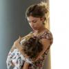 Grazi Massafera embarca com sua filha, Sofia, de 1 ano e 9 meses, dormindo em seu colo