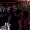 Roni pede Tatiele em casamento e brothers fazem 'cerimônia' durante festa no 'BBB 14'