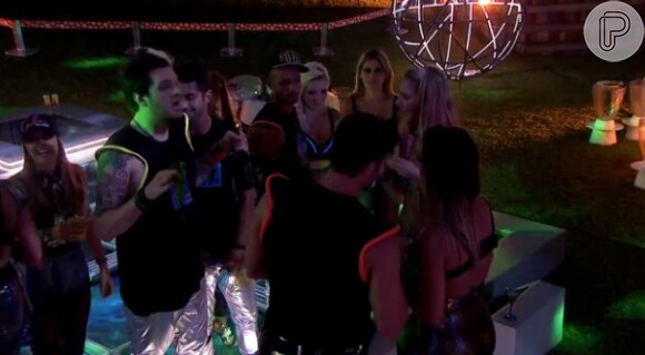 Roni pede Tatiele em casamento e brothers fazem 'cerimônia' durante festa no 'BBB 14'