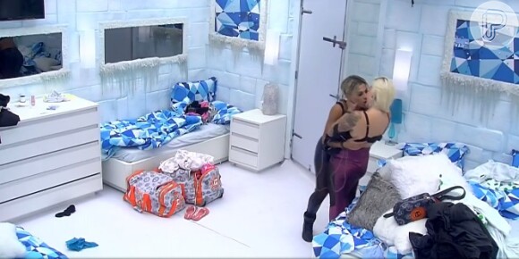 Clara e Vanessa vão para o quarto gelado da casa, se despem e, depois de se vestirem, trocam beijos no quarto Sibéria