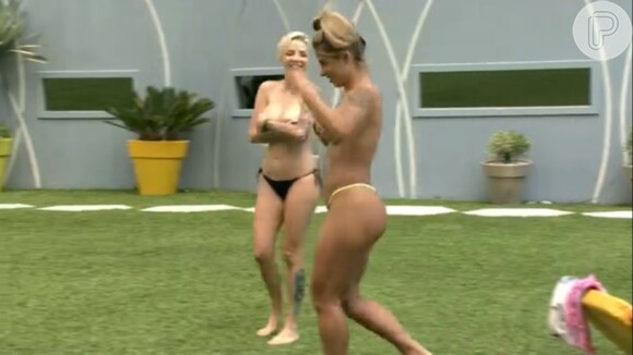 'BBB 14': Clara e Vanessa fazem topless e pulam na piscina