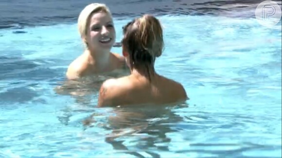 'BBB 14': Clara e Vanessa na piscina após fazer topless