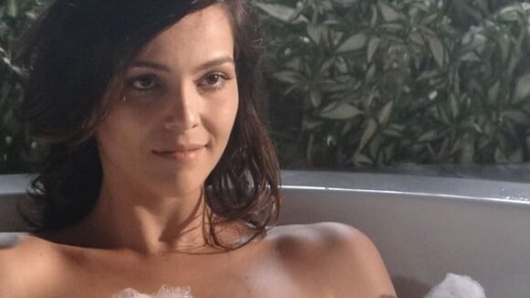 'Em Família': Marina pede ajuda a Clara para tomar banho e propõe fotos