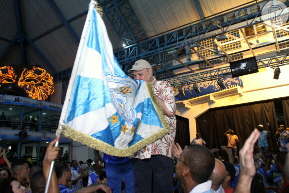 João Donato faz reverência à bandeira da escola
