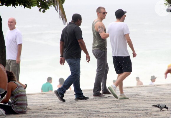 Joel Kinnaman passeia pelo Arpoador, no Rio de Janeiro neste domingo, 16 de fevereiro de 2014
