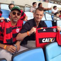 Joel Kinnaman, de 'Robocop', passeia pelo Arpoador e torce pelo Flamengo no Rio