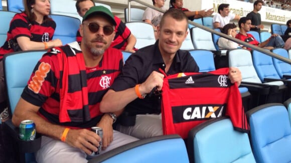 Joel Kinnaman, de 'Robocop', passeia pelo Arpoador e torce pelo Flamengo no Rio
