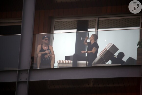 Joel Kinnaman bebe champanhe na sacada no Hotel Fasano, no Rio de Janeiro neste domingo, 16 de fevereiro de 2014