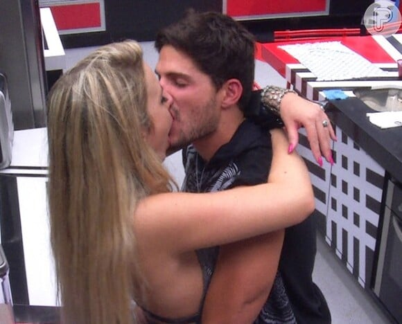 André e Fernanda se beijam na cozinha do 'BBB13', em 12 de janeiro de 2013