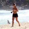 Paula Morais, noiva de Ronaldo, exibe boa forma de biquíni na praia do Leblon, Zona Sul do Rio de Janeiro, nesta terça-feira, 18 de fevereiro de 2014