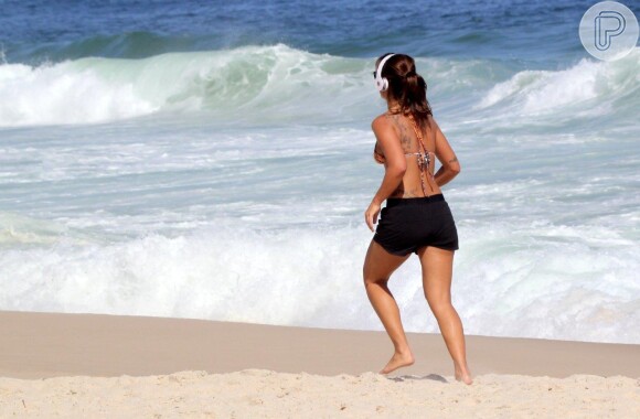 Paula Morais, noiva de Ronaldo, correu nesta terça-feira, 18 de fevereiro de 2014, na praia do Leblon, no Rio de Janeiro