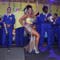 Juliana Alves usa saia longa em festa da escola Unidos da Tijuca, no Rio
