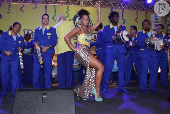 Juliana Alves usa saia longa em festa da Unidos da Tijuca, em 13 de janeiro de 2013