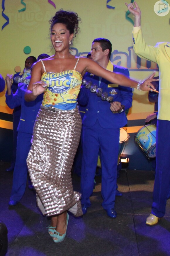 Juliana Alves samba muito na festa da Unidos da Tijuca, no Rio