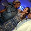 Sempre animada, Mart'nália sorri ao posar para fotos com Roberta Sá e Diogo Nogueira