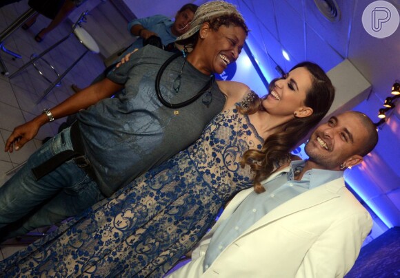 Sempre animada, Mart'nália sorri ao posar para fotos com Roberta Sá e Diogo Nogueira