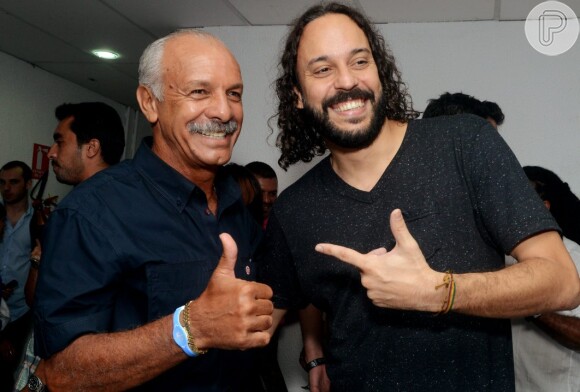 Gabriel O Pensador e o ex-jogador Júnior se encontram nos bastidores do evento, na noite desta terça-feira, 18 de fevereiro de 2014