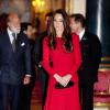 Kate Middleton está escondendo a gravidez repetindo gesto com as mãos em cima da barriga