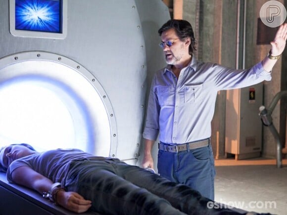 Lili (Juliana Paiva) é colocada na máquina e LC (Antonio Calloni) manda  Angelique (Sabrina Greve) desligar o aparelho, em 'Além do Horizonte', em 21 de fevereiro de 2014