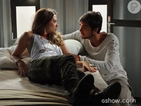 Lili (Juliana Paiva)colta para o alojamento e acorda ao lado de Marlon (Rodrigo Simas) em 'Além do Horizonte'