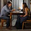 Lili (Juliana Paiva) toma um chá com sonífero que LC (Antonio Calloni) lhe oferece, em 'Além do Horizonte'