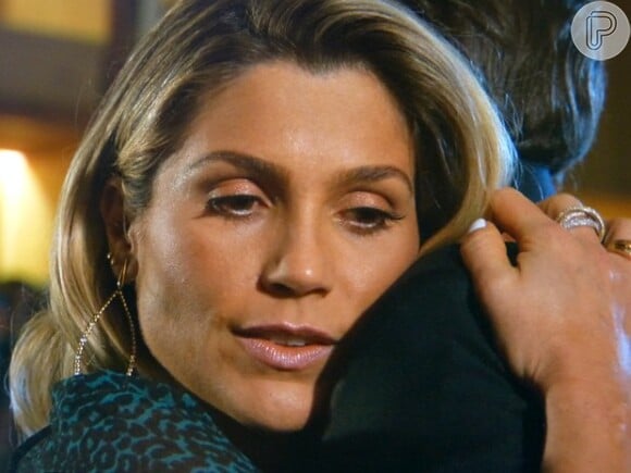 Heloísa (Flávia Alessandra) se reconcilia com Thomaz (Alexandre Borges) em cena de em 'Além do Horizonte'