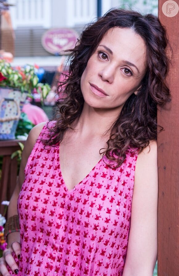 Juliana (Vanessa Gerbelli) tem um surto e tenta raptar uma criança no calçadão do Leblion, em cena da novela 'Em Família', em fevereiro de 2014