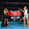 Ivete Sangalo deu uma bandeira personalizada do Vitória para Daniela Mercury