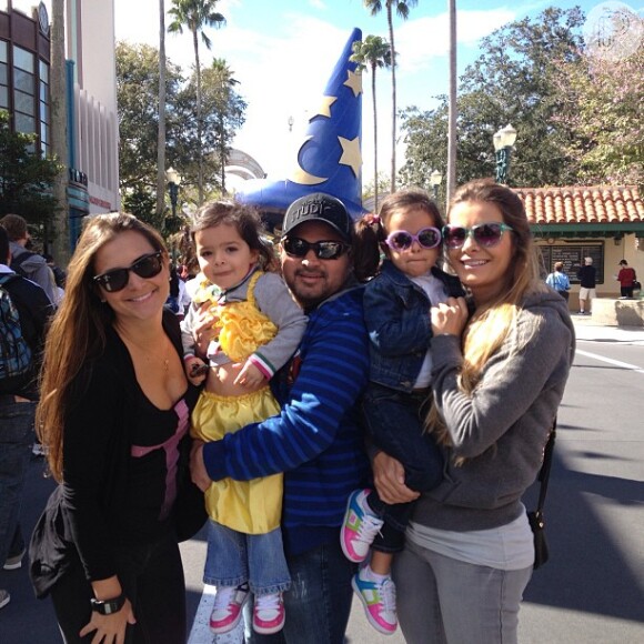Luciano Camargo está de férias na Disney com a mulher, Flávia, e as filhas gêmeas Helena e Isabella