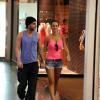 Rafael Almeida passeia de mãos dadas em shopping, mas diz estar solteiro