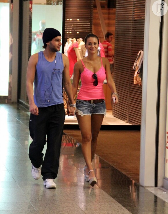 Rafael Almeida passeia de mãos dadas em shopping, mas diz estar solteiro