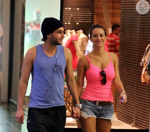 Rafael Almeida caminha de mãos dadas com loira em shopping do Rio, em 14 de janeiro de 2013