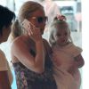 Angélica passeia com a caçula, Eva, de 1 ano e 5 meses, no shopping Village Mall, no Rio de Janeiro, em 24 de fevereiro de 2014