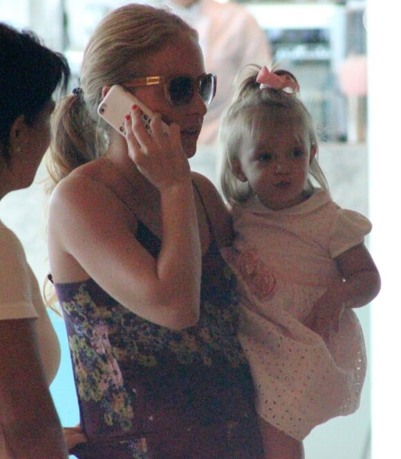 Angélica passeia com a caçula, Eva, de 1 ano e 5 meses, no shopping Village Mall, no Rio de Janeiro, em 24 de fevereiro de 2014