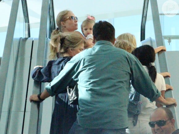 Angélica leva seis seguranças para afzer passeio no shopping Village Mall com os filhos