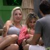 Elas entraram na brincadeira e responderam perguntas sobre o relacionamento homossexual que vivem no 'Big Brother Brasil'
